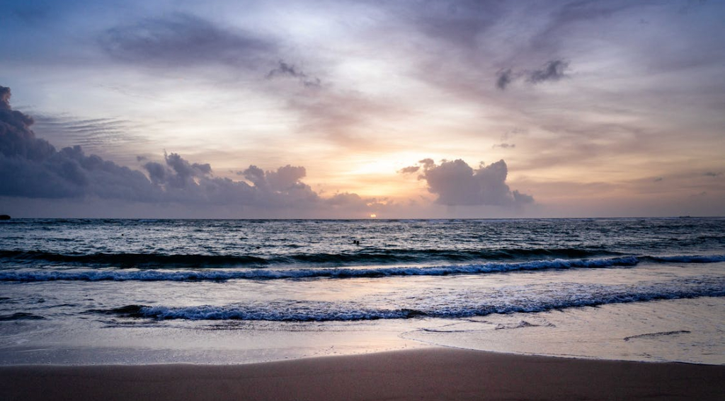 leisure-walk-at-juhu-beach